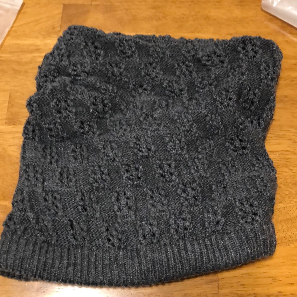 Neck warmer.